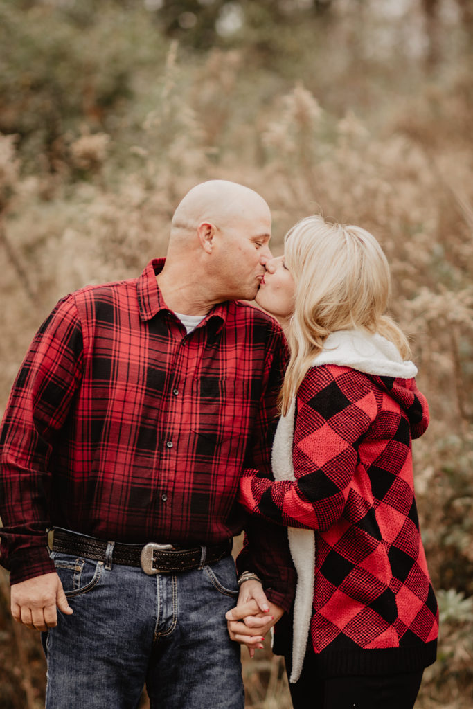couple kissing during family photos